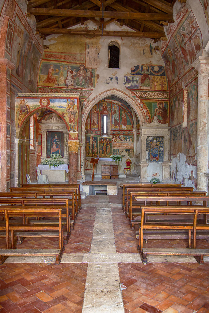 Fossa (AQ) - Chiesa di S. Maria ad Cryptas